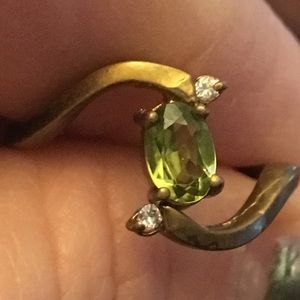 Pretty Ladies Ring w/unknown Stones